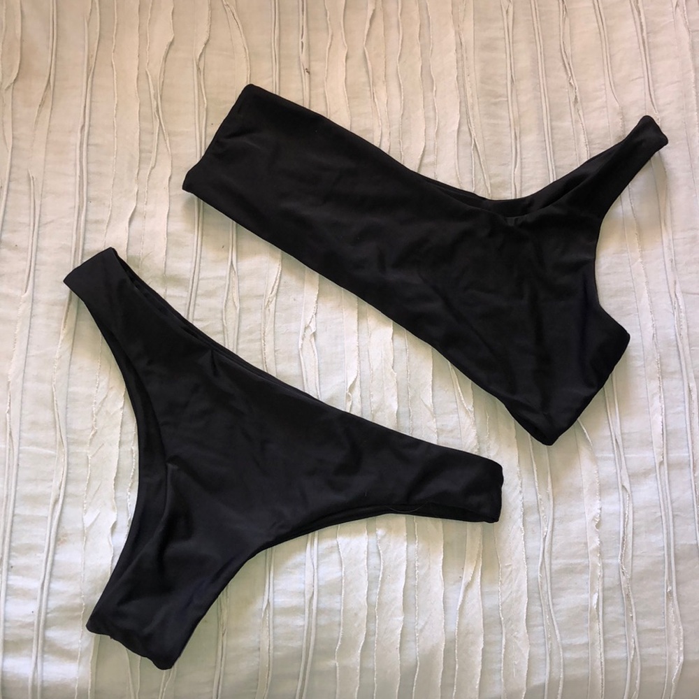 One shoulder black swimsuit